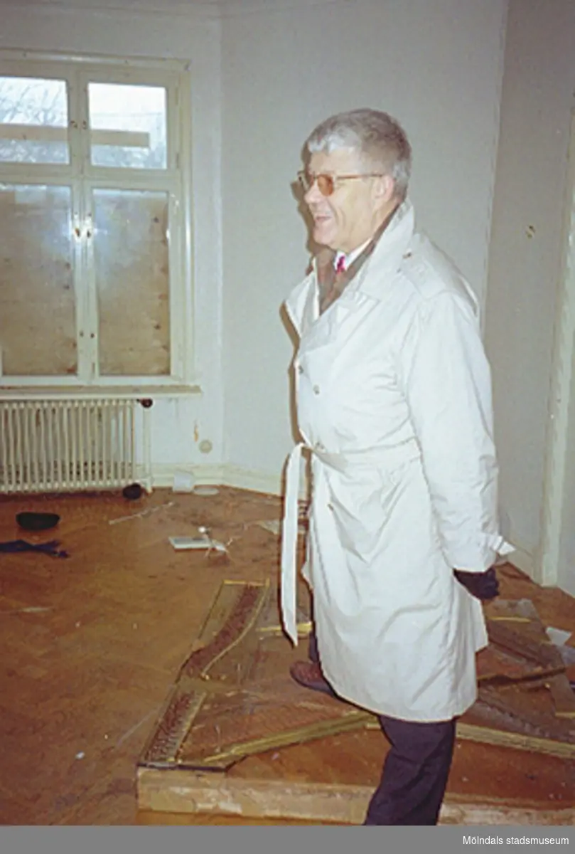 Kommunfullmäktiges ordförande Kaj Johansson, ståendes bland interiör, i bostadshuset Villa Solbacken i Krokslätt, januari 1995.