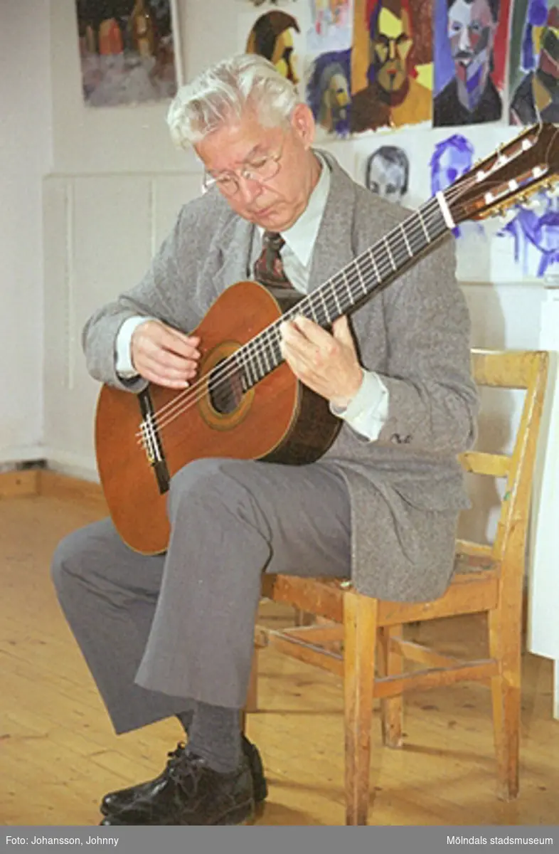Musikunderhållning på Mölndals målarskola där Gunnar Lif spelar gitarr.