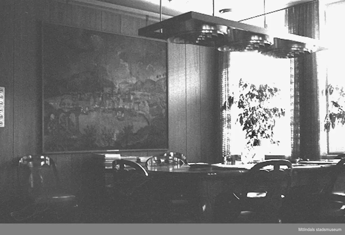 Mölndals stadshus, mars 1988. Interiör: Ett bord med stolar samt konst på väggen.
