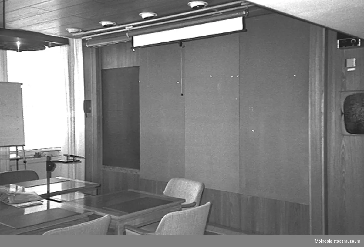 Del av ett sammanträdesrum i Mölndals stadshus, juni 1994.