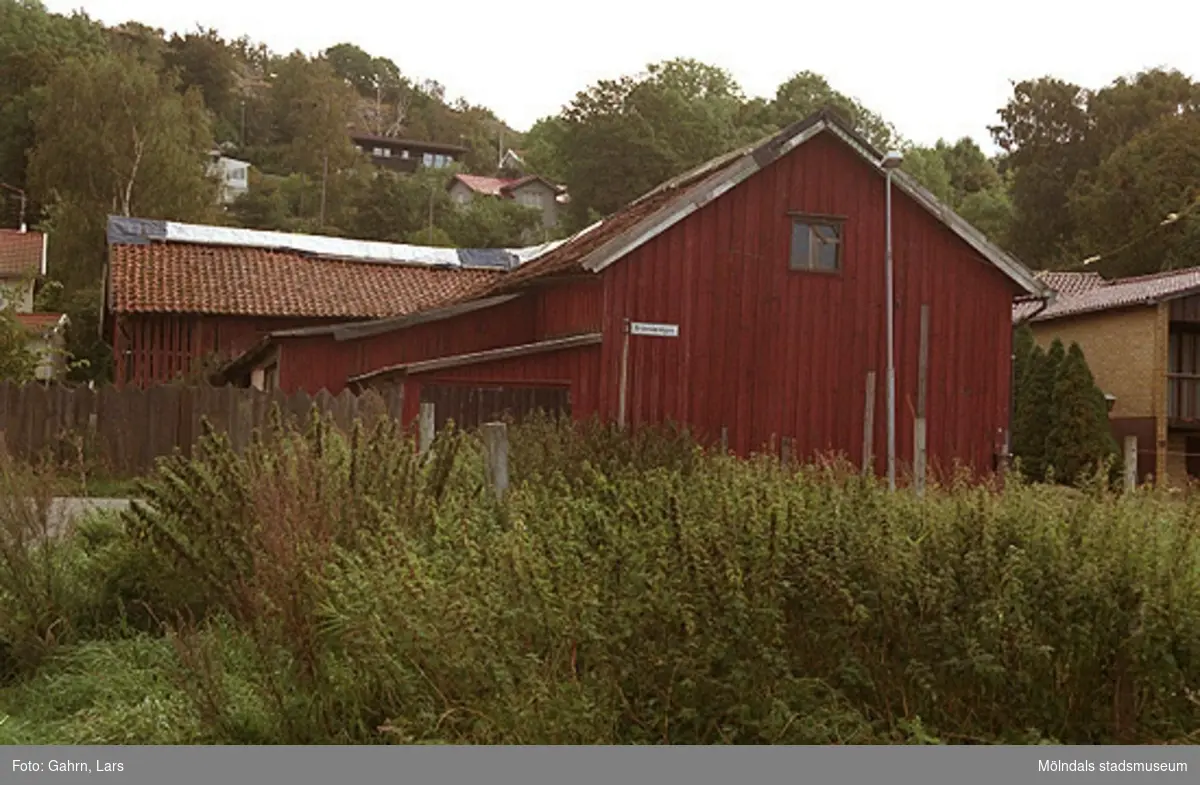 Byggnadsdokumentation inför rivning av lada på Brännåsvägen 13, Kv. Forsåker 1:208, september-oktober 1998.