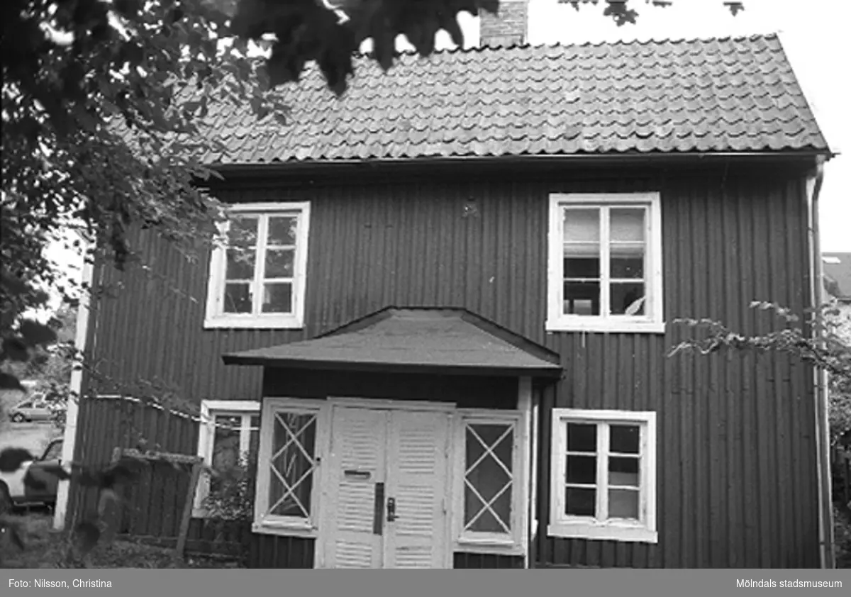 Röda huset, Grevedämmet, Kvarnfallet 31, Mölndal hösten 1994. Relaterade motiv: 2004_0289 - 0300.