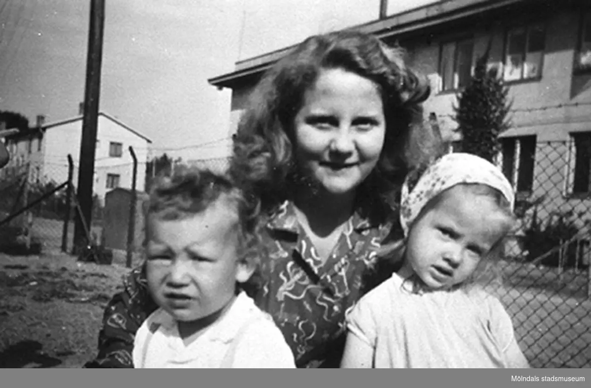 Håkan Carlsson, praktikant Margit Emilsson (gift Wannerberg -52) och en flicka på Krokslätts daghem under Margits praktik som biträde: 1945-10-01 - 1946-08-01.