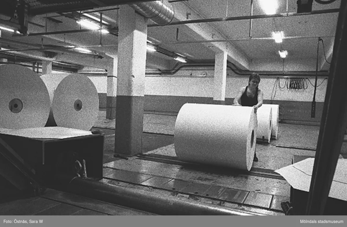 Pappersbalar, 1980-tal.
Bilden ingår i serie från produktion och interiör på pappersindustrin Papyrus.