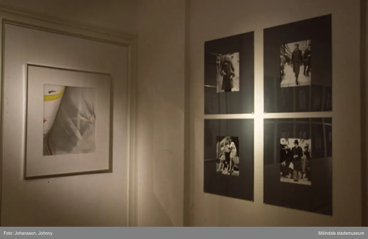 Fotografen Johnny Johanssons utställning "Modebilder från två decennier 1967 - 1987" på Mölndals museum, N. Forsåkersgatan 19 i Kvarnbyn, år 1998.