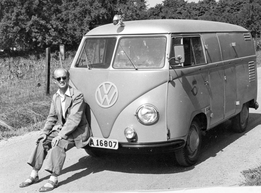 Chaufför Martin Bejlind, Solna 1. Volkswagen skåpbil. Bejlind är troligen klädd i Postens sommaruniform.