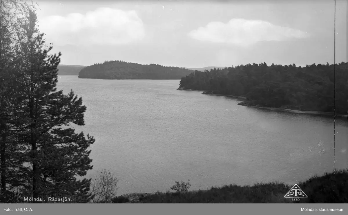 Vy över Rådasjön från Nötåsberget. - Mölndals stadsmuseum / DigitaltMuseum