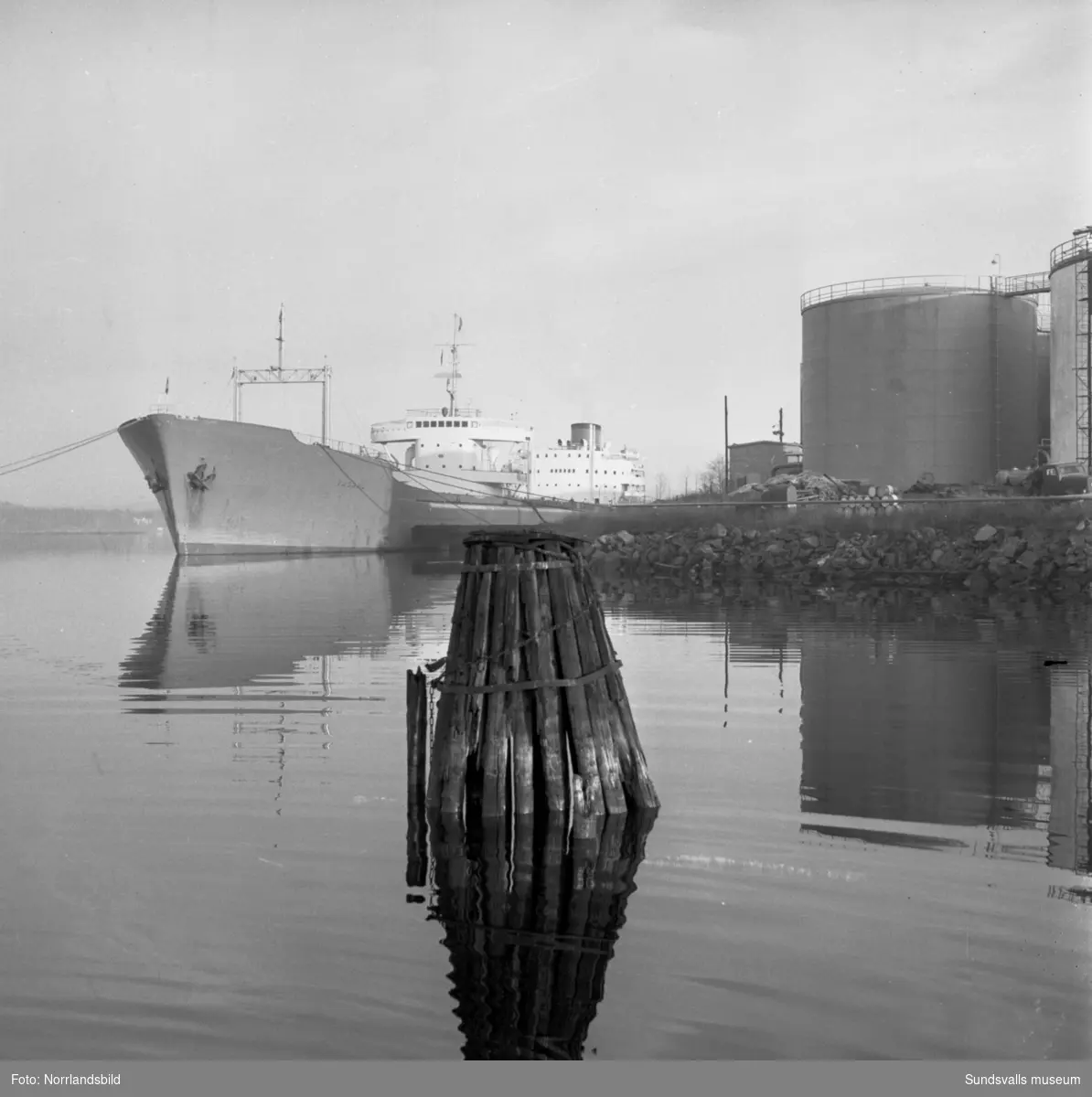 Hamnrekordet i Sundsvalls slogs 1958 då Grängesbergsbolagets kombinerade malm- och tankfartyg Vasara på 21750 dwton anlände till Vindskärsudde. Efter att ha lossat 5200 ton brännolja gick färden vidare till Luleå för att lasta malm. Reportage i Dagbladet.