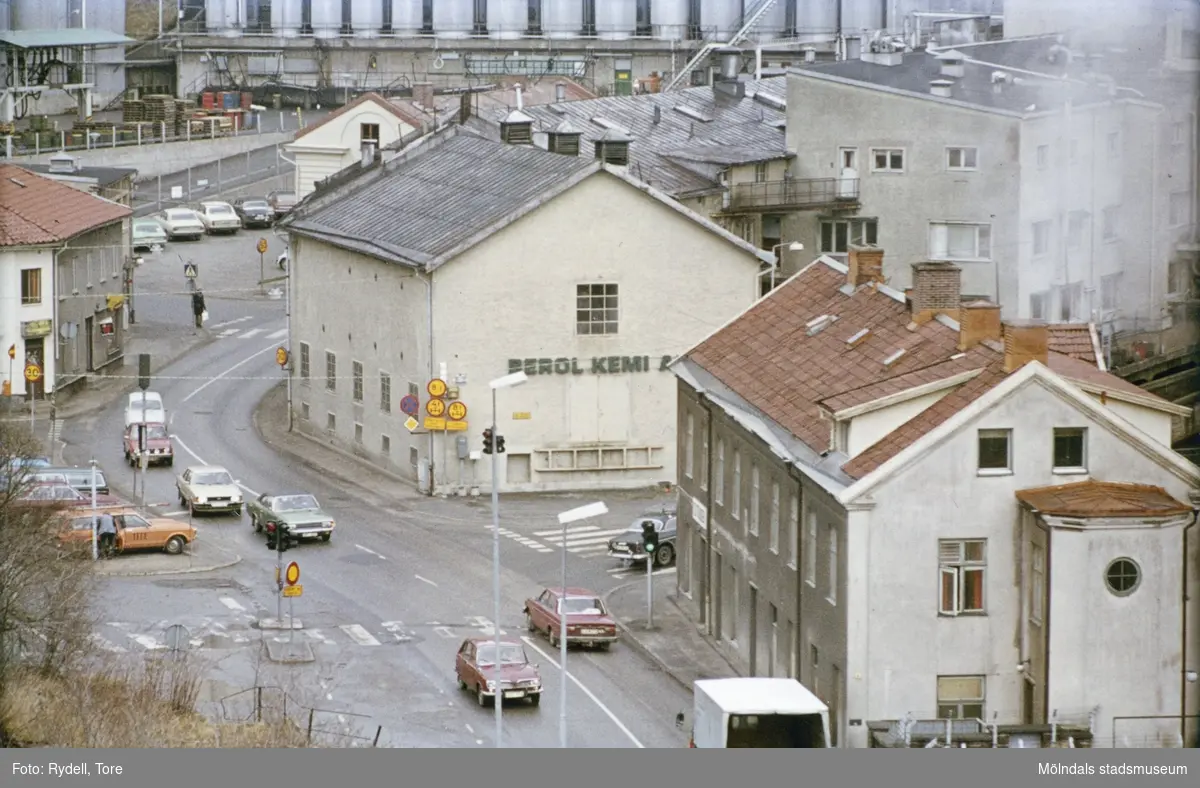 Trafik på Kvarnbygatan vid Gamla Torget i Mölndals Kvarnby på 1970-talet. Till vänster ses Kvarnbygatan 45 (Malmgrenska huset), i mitten nr 6 samt till höger nr 4 (Byggnad 213). Bakom huset nr 6 skymtar taket på Götiska Förbundets skola.