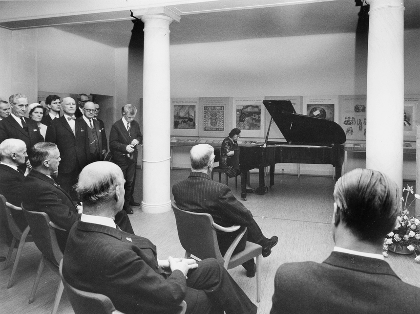 Jubileumshedersgäst var dåvarande kung Gustaf VI Adolf. I
bakgrunden spelar Valentina Rives piano.