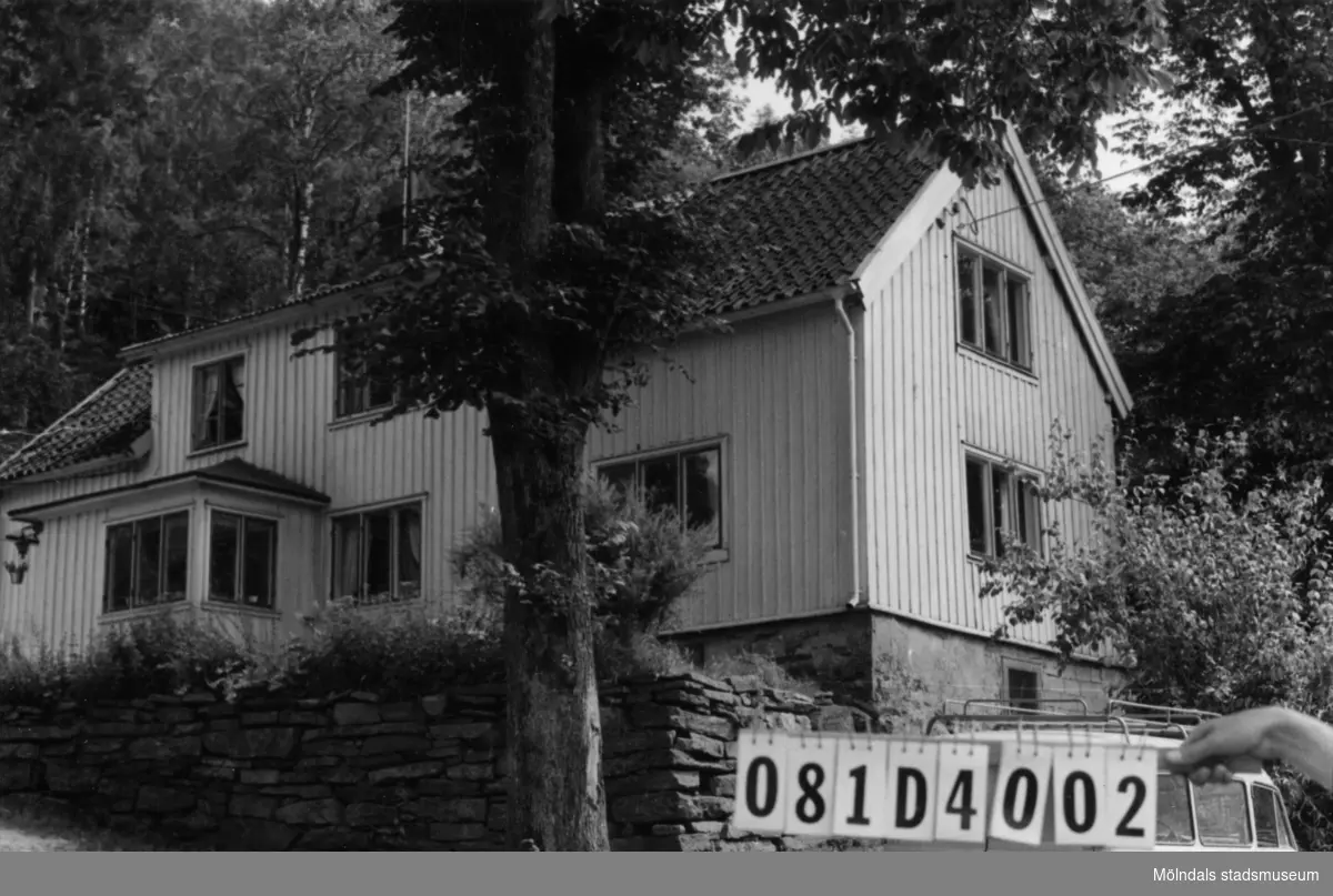 Byggnadsinventering i Lindome 1968. Greggered 6:1.
Hus nr: 081D4002.
Benämning: permanent bostad.
Kvalitet: god.
Material: trä.
Tillfartsväg: framkomlig.
