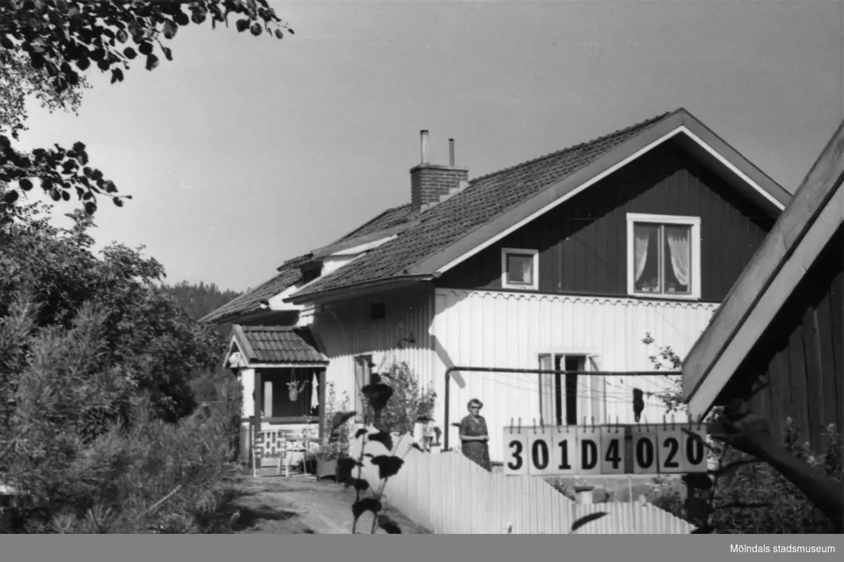 Byggnadsinventering i Lindome 1968. Inseros 1:7.
Hus nr: 301D4020.
Benämning: fritidshus och ladugård.
Kvalitet: god.
Material: trä.
Tillfartsväg: framkomlig.
Renhållning: soptömning.