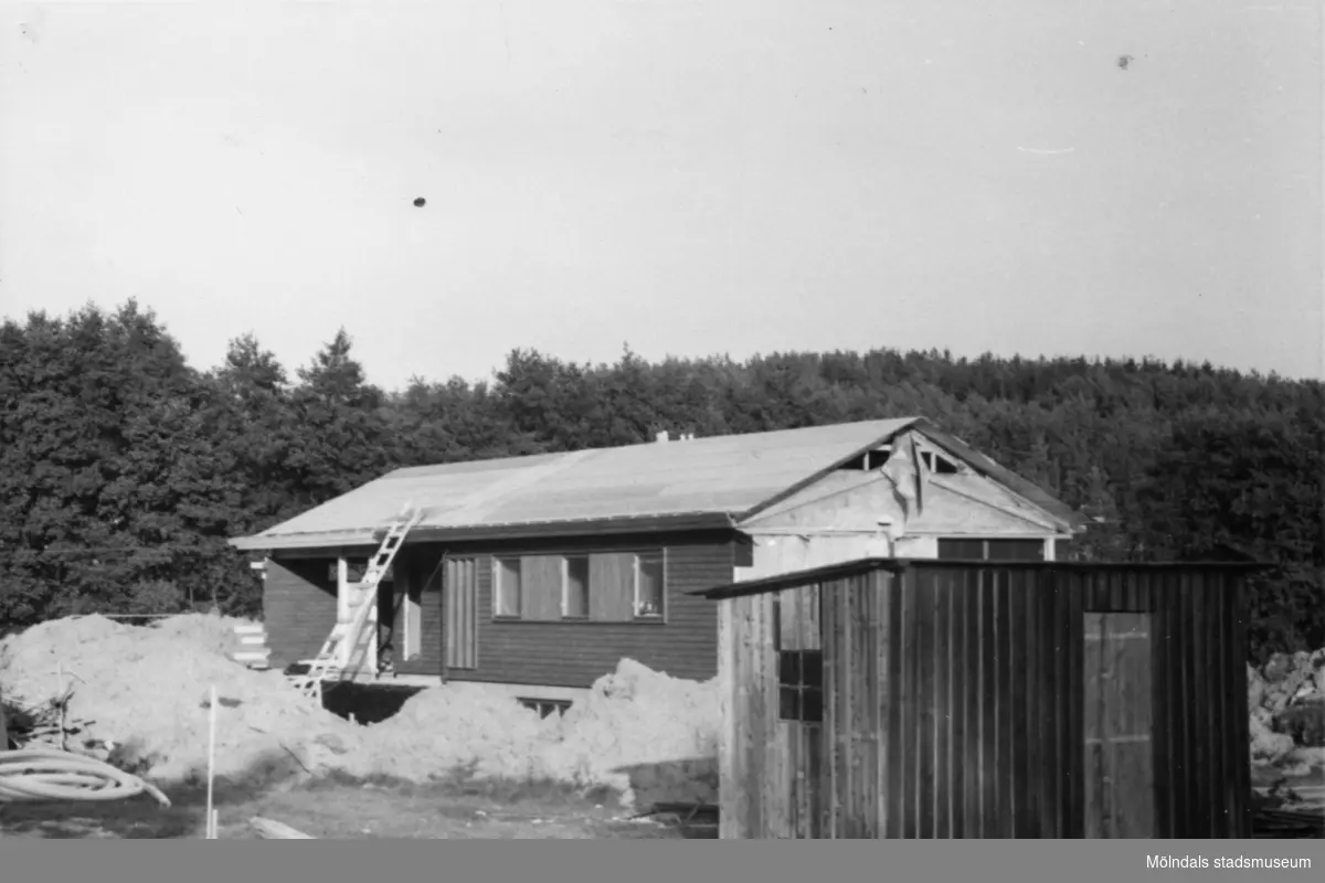 Byggnadsinventering i Lindome 1968. Gastorp.
Hus nr: 559C4019.
Benämning: fritidshus.
Kvalitet: mycket god.
Material: trä.
Övrigt: under byggnad.
Tillfartsväg: framkomlig.