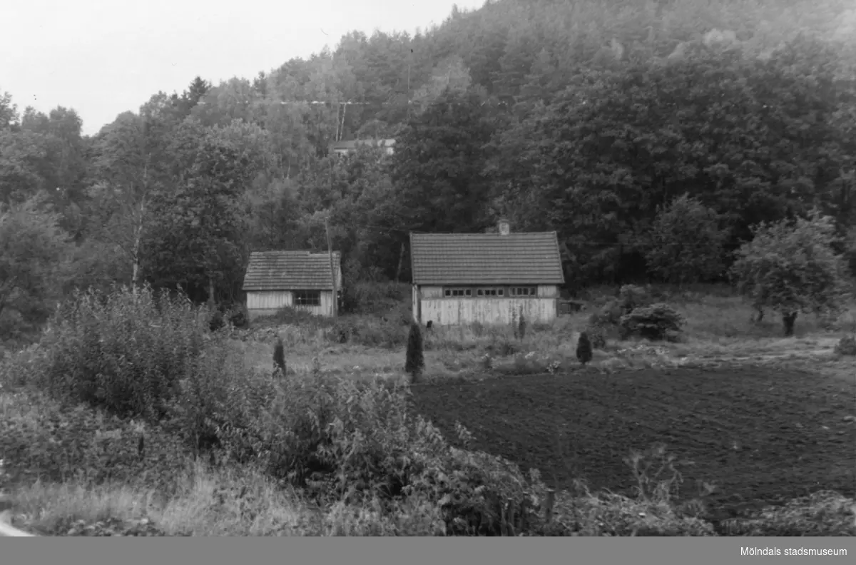 Byggnadsinventering i Lindome 1968. Dvärred 2:56.
Hus nr: 570C1053.
Benämning: två redskapsbodar.
Kvalitet: mindre god.
Material: trä.
Tillfartsväg: framkomlig.