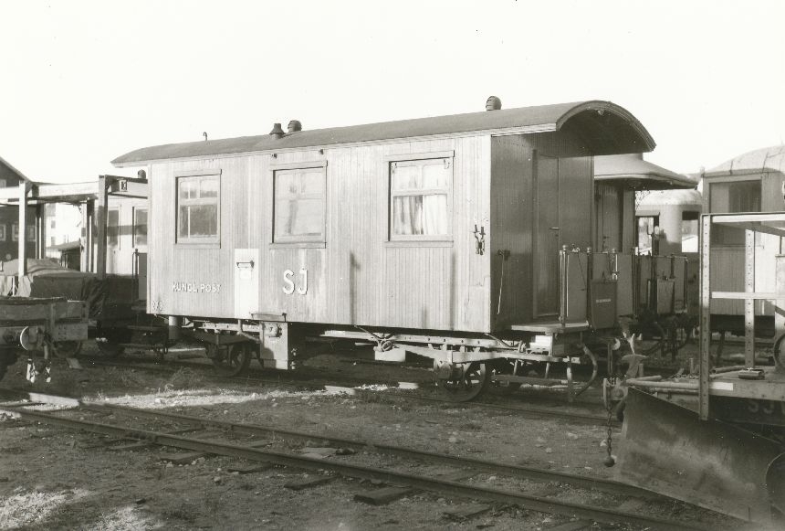 Fotografi föreställande Järnvägspostvagnen SJ litt CD9p 279, t.d Kalmar-Torsås järnväg C 1332. Fotot är taget i Växjö 1953.