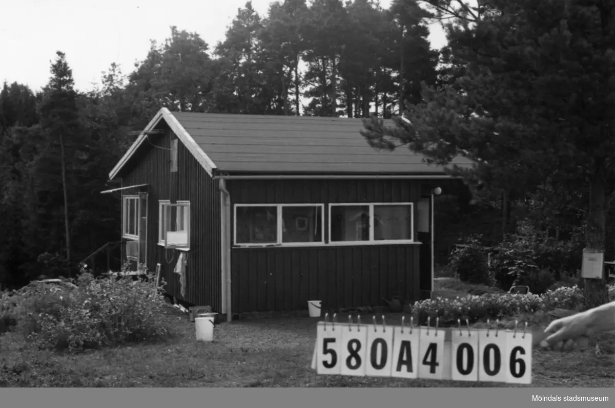 Byggnadsinventering i Lindome 1968. Hassungared 4:6.
Hus nr: 580A4006.
Benämning: fritidshus och redskapsbod.
Kvalitet: god.
Material: trä.
Tillfartsväg: framkomlig.