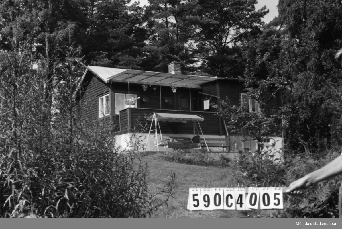 Byggnadsinventering i Lindome 1968. Torvmossared 1:34.
Hus nr: 590C4005.
Benämning: fritidshus.
Kvalitet: mycket god.
Material: trä.
Tillfartsväg: framkomlig.