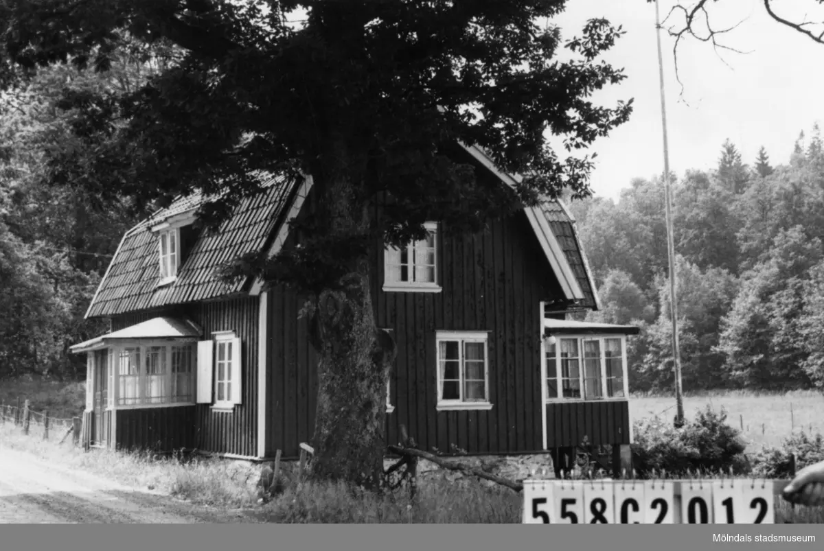 Byggnadsinventering i Lindome 1968. Långås 1:9.
Hus nr: 558C2012.
Benämning: permanent bostad, redskapsbod och hönshus.
Kvalitet, bostadshus: mindre god.
Kvalitet, övriga: dålig.
Material: trä.
Tillfartsväg: framkomlig.