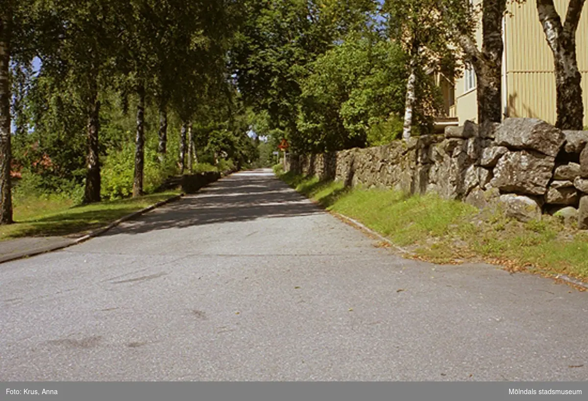 "Stenmursvägen", norr om vita villan, som kanske kommer att namnändras. Var under tiden från 1912 och fram mot 1960-talet genomfartsväg till Tulebo och Sporred. 
Murarna är anlagda under herr Mellgrens tid. Fredrik Larsson i Sporred deltog i unga år i arbetet.