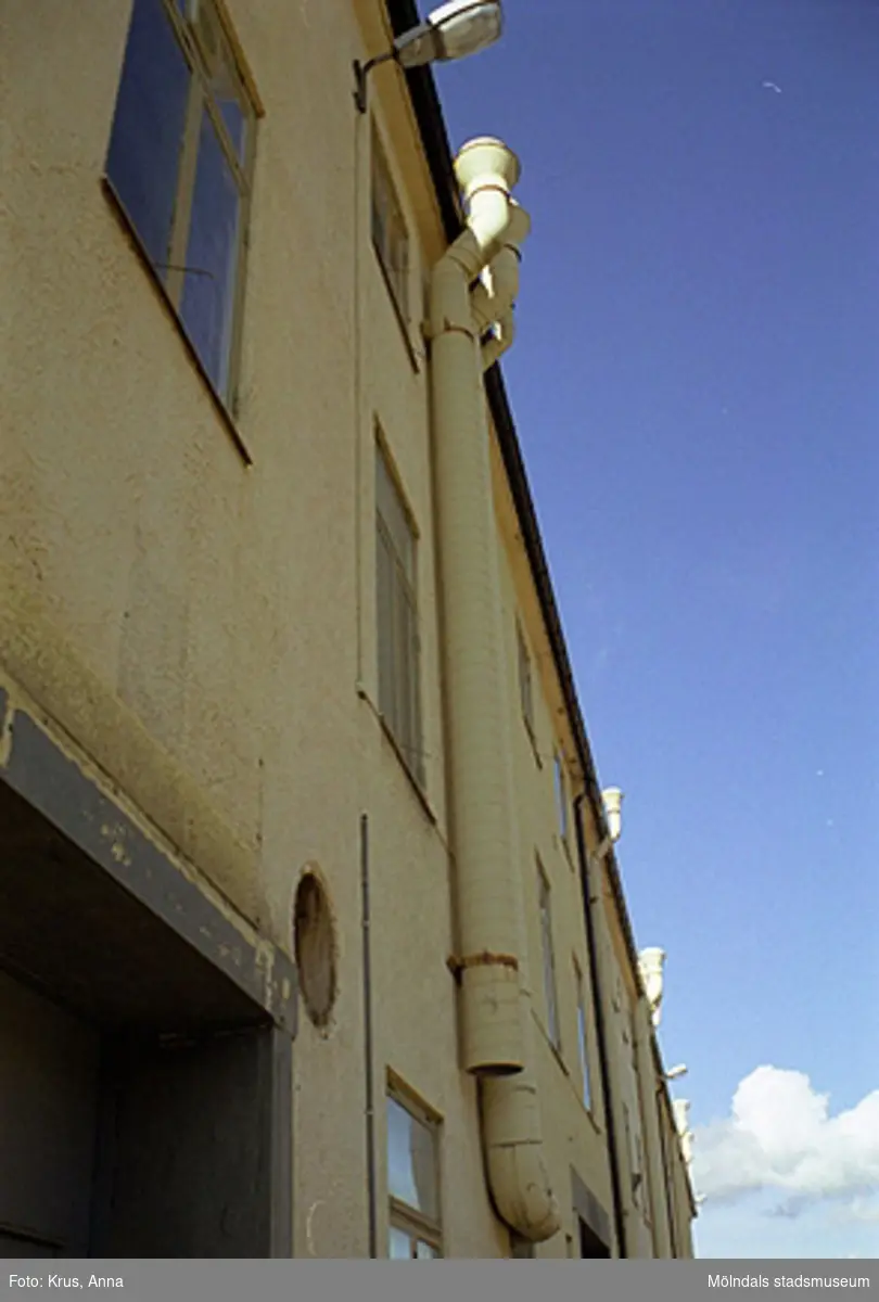 Del av fasad tillhörande byggnaden "Strumpan", år 1999.