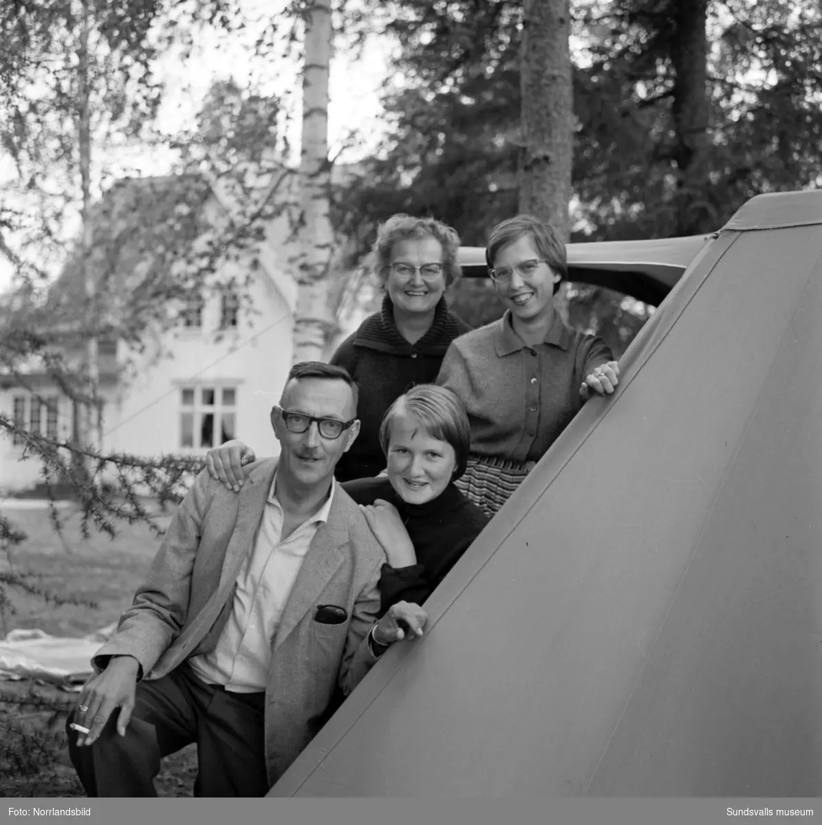 Camping i Torsboda med en holländsk familj som poserar.