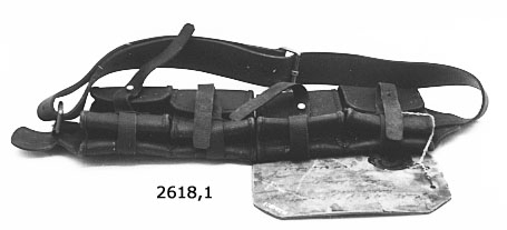 Modell å ammunitionsgördel M/03 för flottans manskap. Fastställd av Kunglig Majt den 18 januari 1908. Material: svart läder.