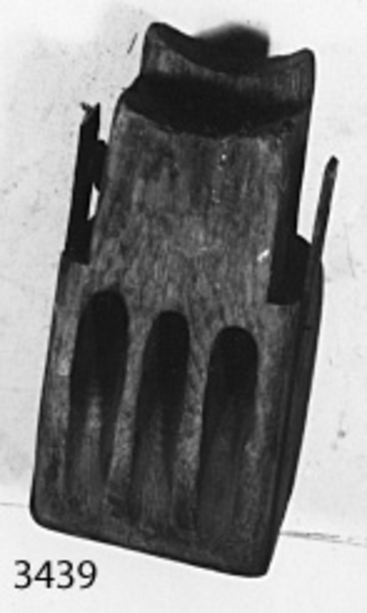 Dotkopp, av trä, med beslag av järn, 3-skivig
