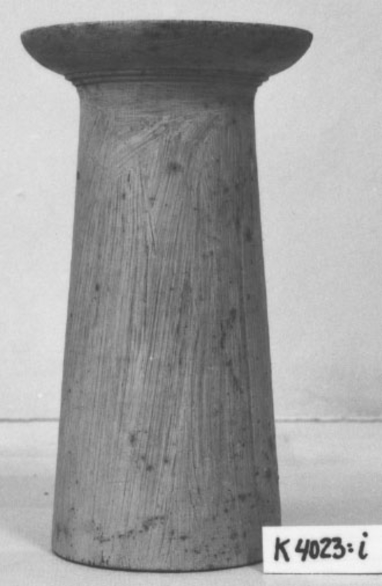Pelare, eller kolonner, släta och räfflade (7 st halvkolonner, räfflade). 20 st. modeller av trä, avsedda som fasadprydnader. Pelarna är räfflade med halvcirkelformig basyta. De är vitmålade. Kapitälen är av närmast dorisk stil. Pelarna utgör modeller till gavelkonstruktion för nya inventariekammaren på varvet 1785-87. De sammanhängs troligen med en serie av gavelmodeller och pelare, som finns i kistan i sal 1 och vid norra delen av väggen i samma sal. (K 2244)

Kolonn, utan kannelering, med kapitäl, målad i gråvitt.