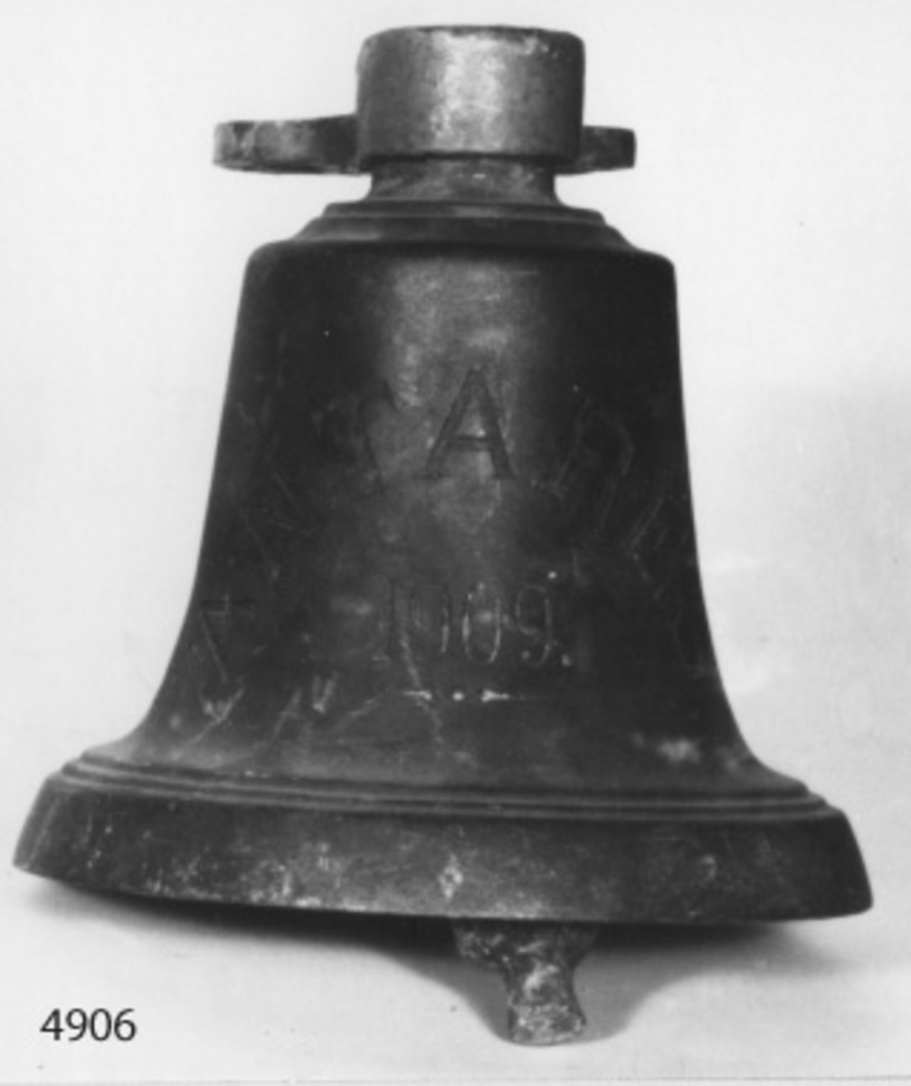 Skeppsklocka av brons.
Märkning: Antares 1909.