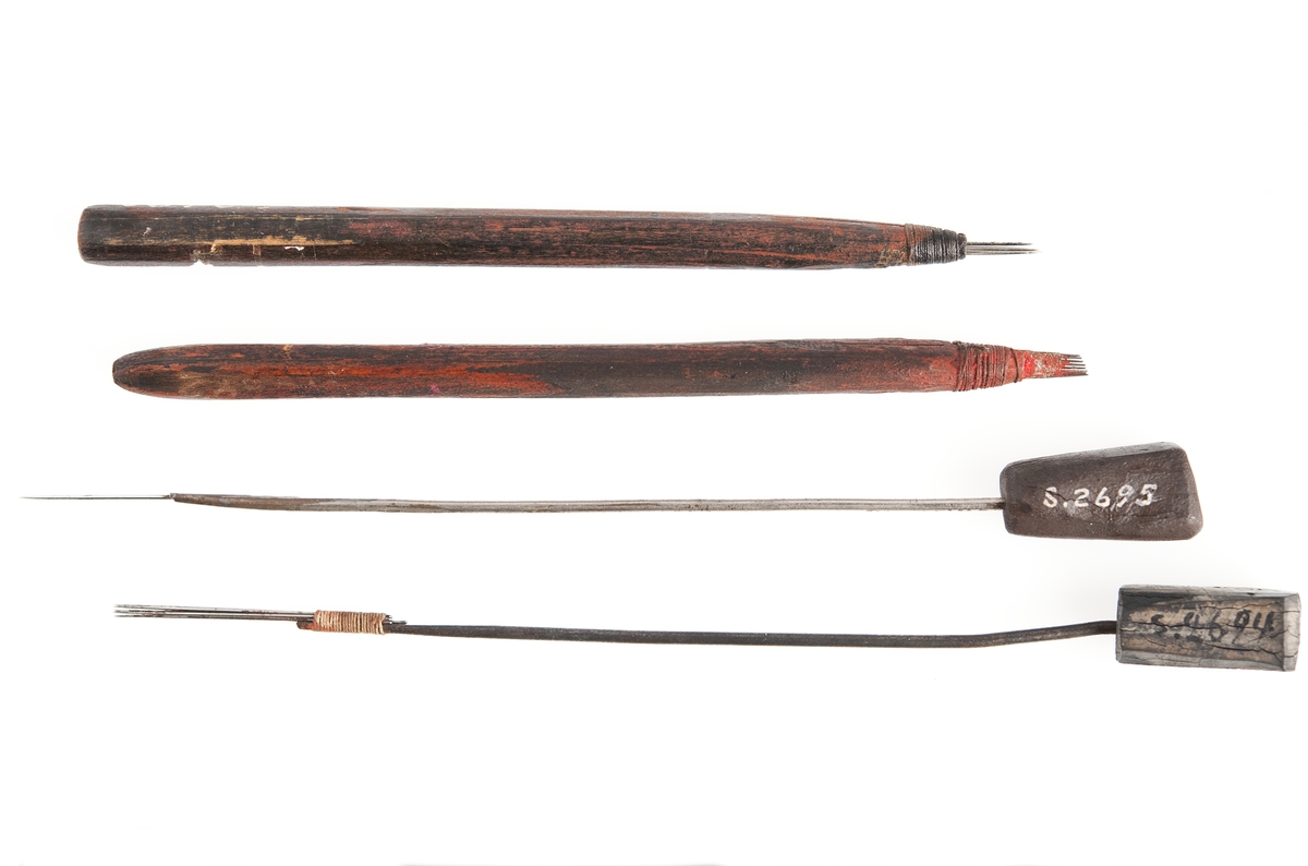 Tatueringsapparat, skuggnål. Tre stycken synålar fästade vid ett skaft av trä. Inkom till museet 1934.