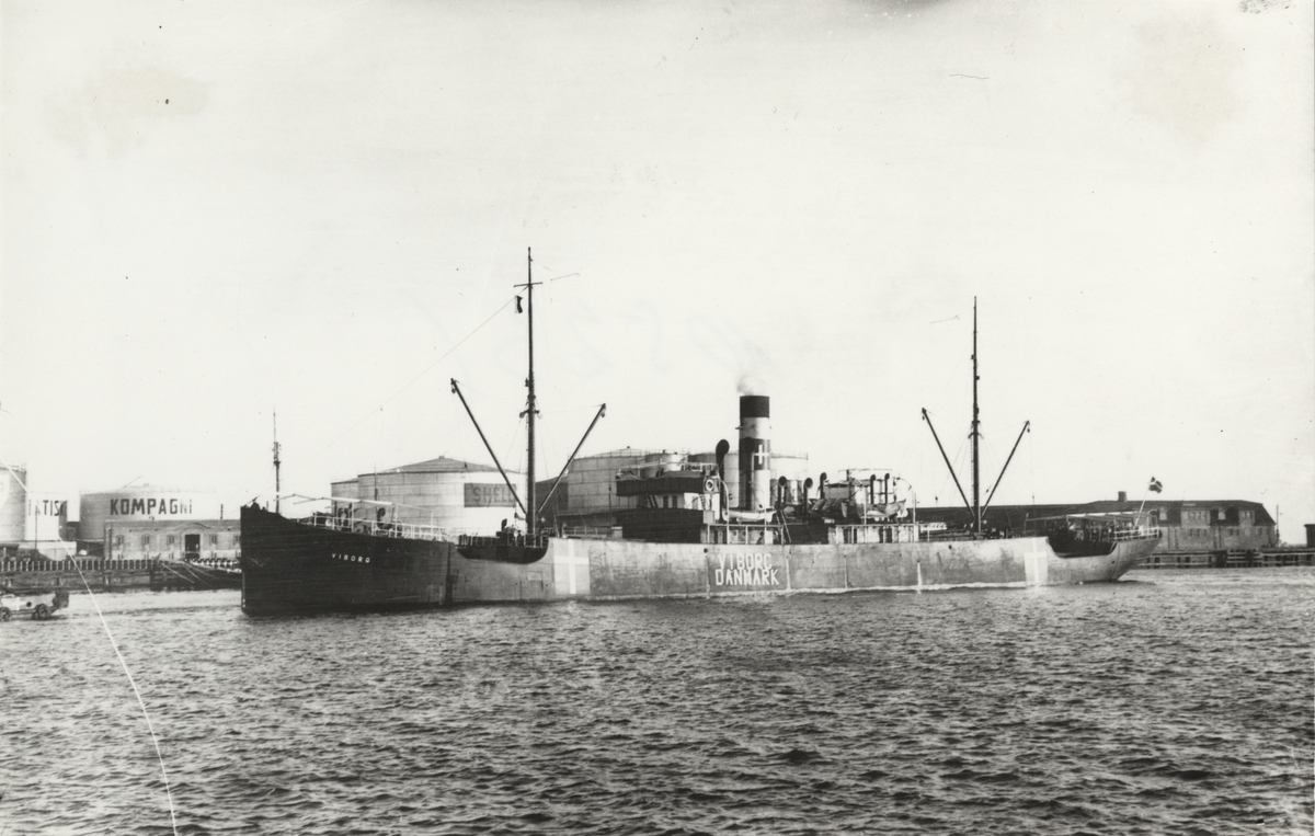 Foto i svartvitt visande lastångfartyget "VIBORG" av Köpenhamn under bogsering i Köpenhamn, 1939 - 1945.