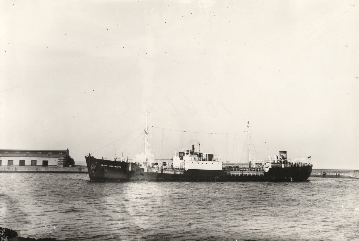 Foto i svartvitt visande tankmotorfartyget "INGER BENEDICTE" av Bergen i Köpenhamn, troligen 1938-39.