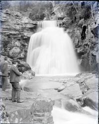 Mennesker ved Bjønnefoss i Husvollåe