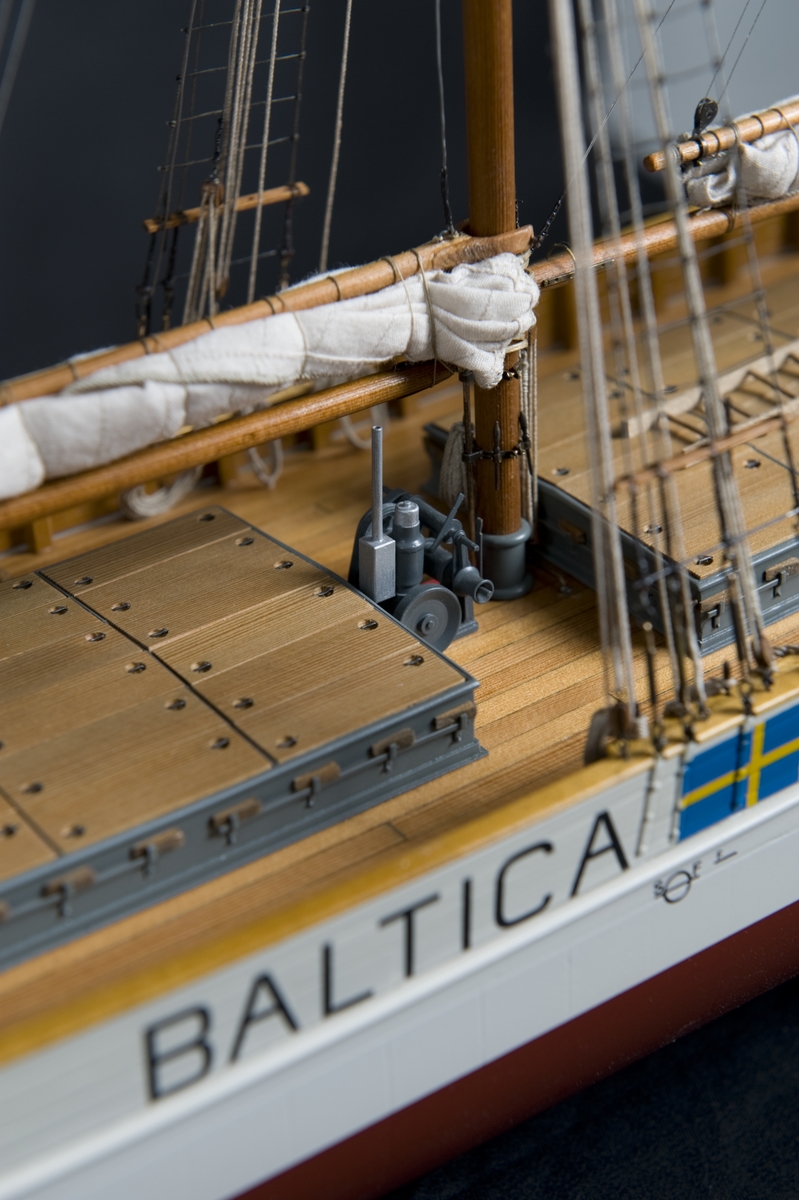 Detaljbild av modell av tremastskonaren BALTICA, byggd i Sjöhistoriska museets modellverkstad av Stefan Bruhn och Jan Claesson