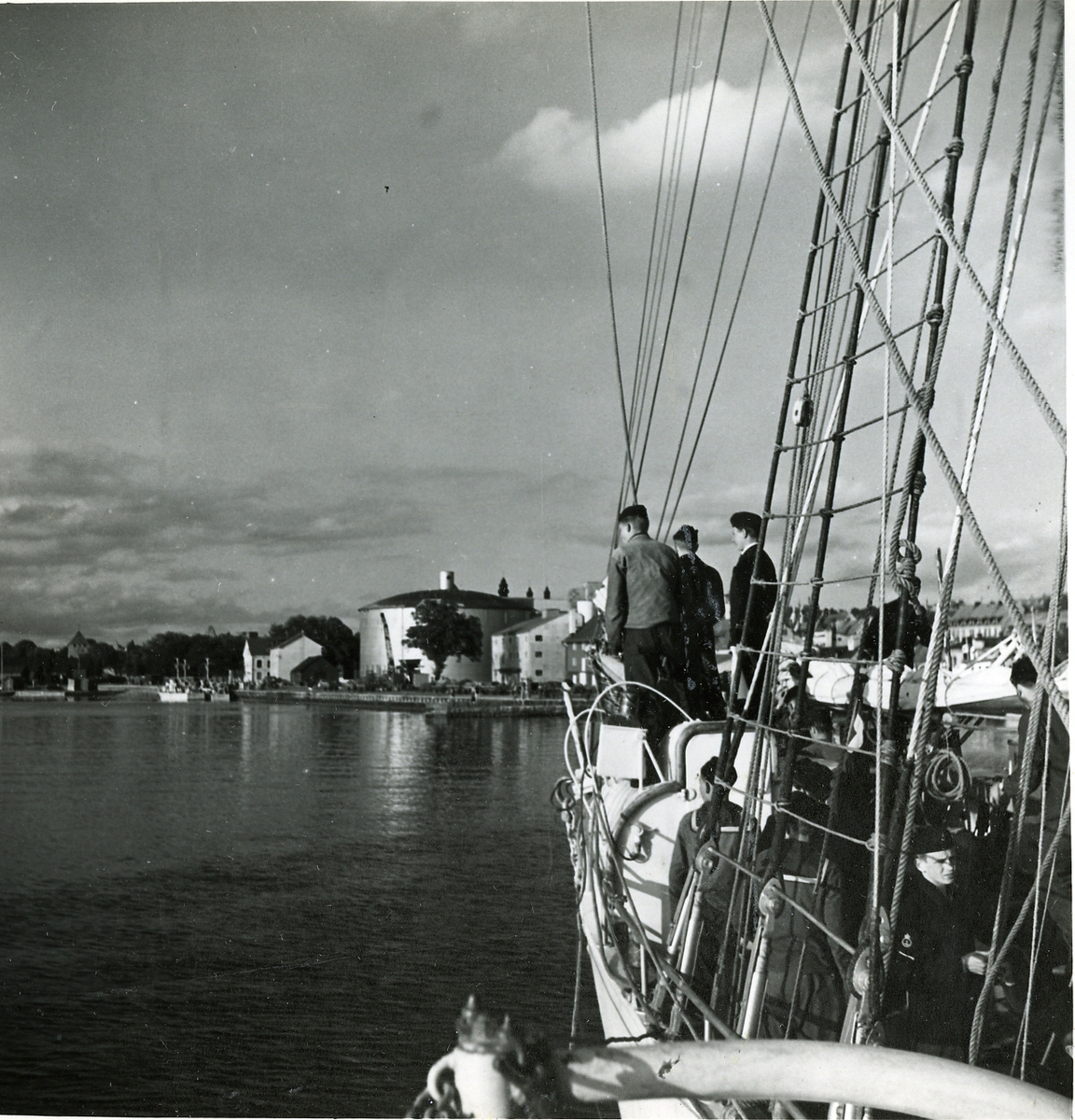 Övningsfartyget Gladan anlöper Visby hamn.