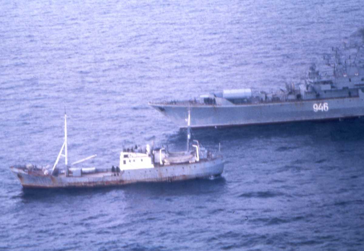 Russisk fartøy av Krivak - klassen med nr. 946 og et russisk fartøy av Okean - klassen (nærmest).