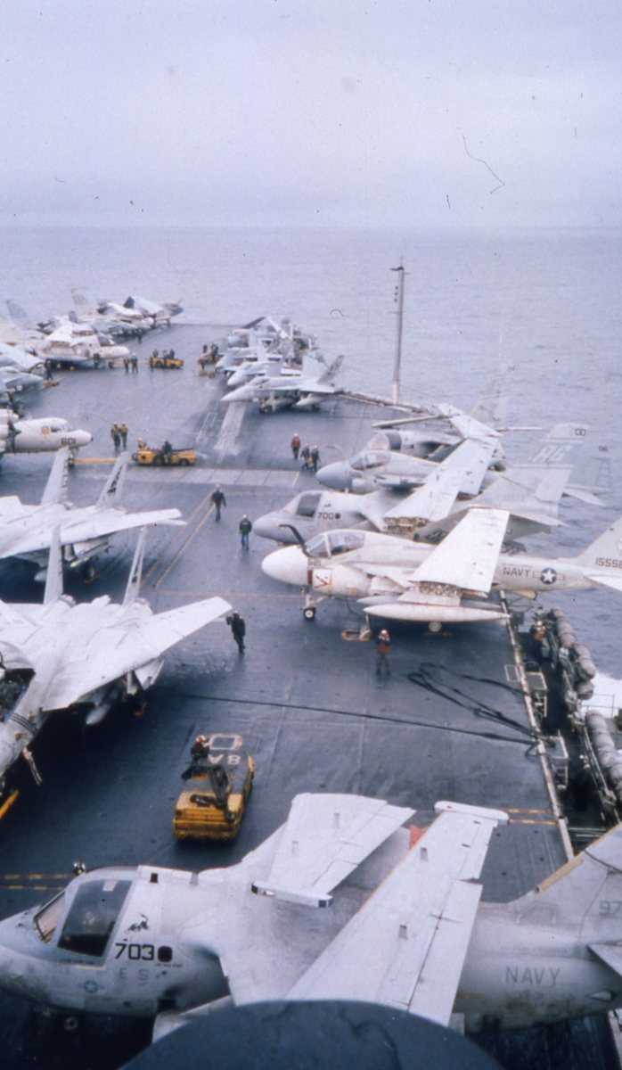 Amerikanske fly av typen A-6 Intruder, F-18 Hornet, F-14 Tomcat og S-3 Viking. Alle flyene er ombord på Hangarskipet Eisenhower med nr. CVN 69, som er ute i Vestfjorden.