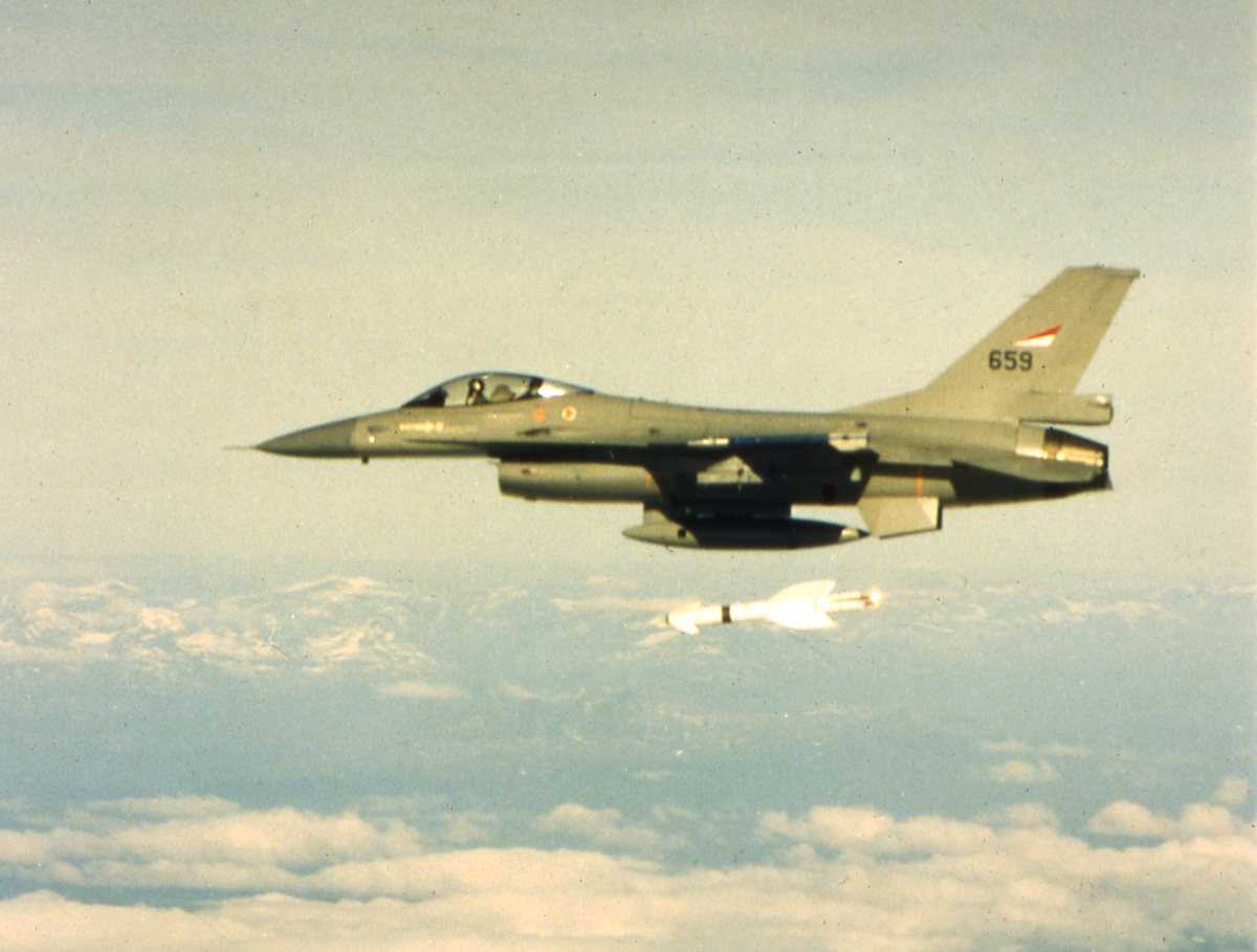 Norsk fly av typen F-16 Falcon med nr. 659, som nettopp har avfyrt en Penquin-rakett.