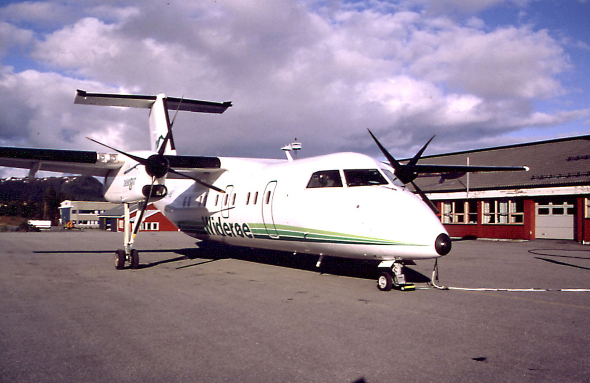 Lufthavn (flyplass), ett fly på bakken, en DHC-8 LN-WIB "Finnmark" fra Widerøe.  