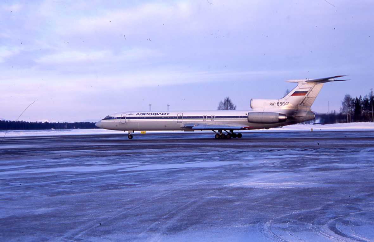 Ett fly på bakken , Tupolev TU-154-M RA-85641 Fra Aeroflot. 