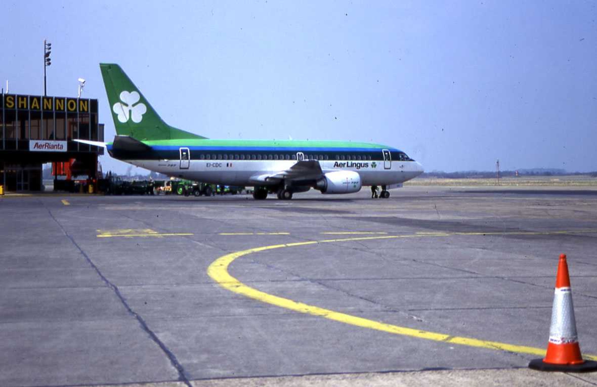 Ett fly på bakken, Boeing 737-548 EI-CDC "St.Munchin" Fra Aer Lingus. SNN Shannon, Irland.