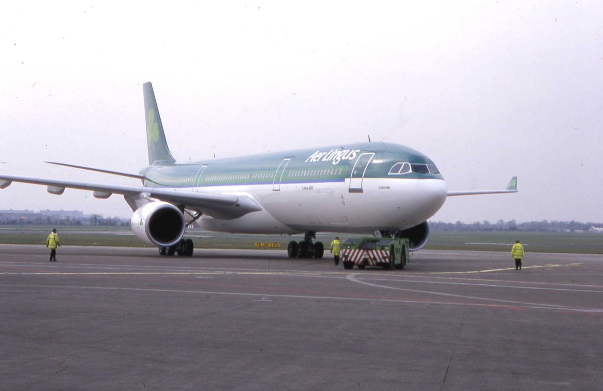Ett fly på bakken, Airbus A330-301 EI-JFK "St.Colmcille"  Fra Aer Lingus.DUB Dublin, Irland.