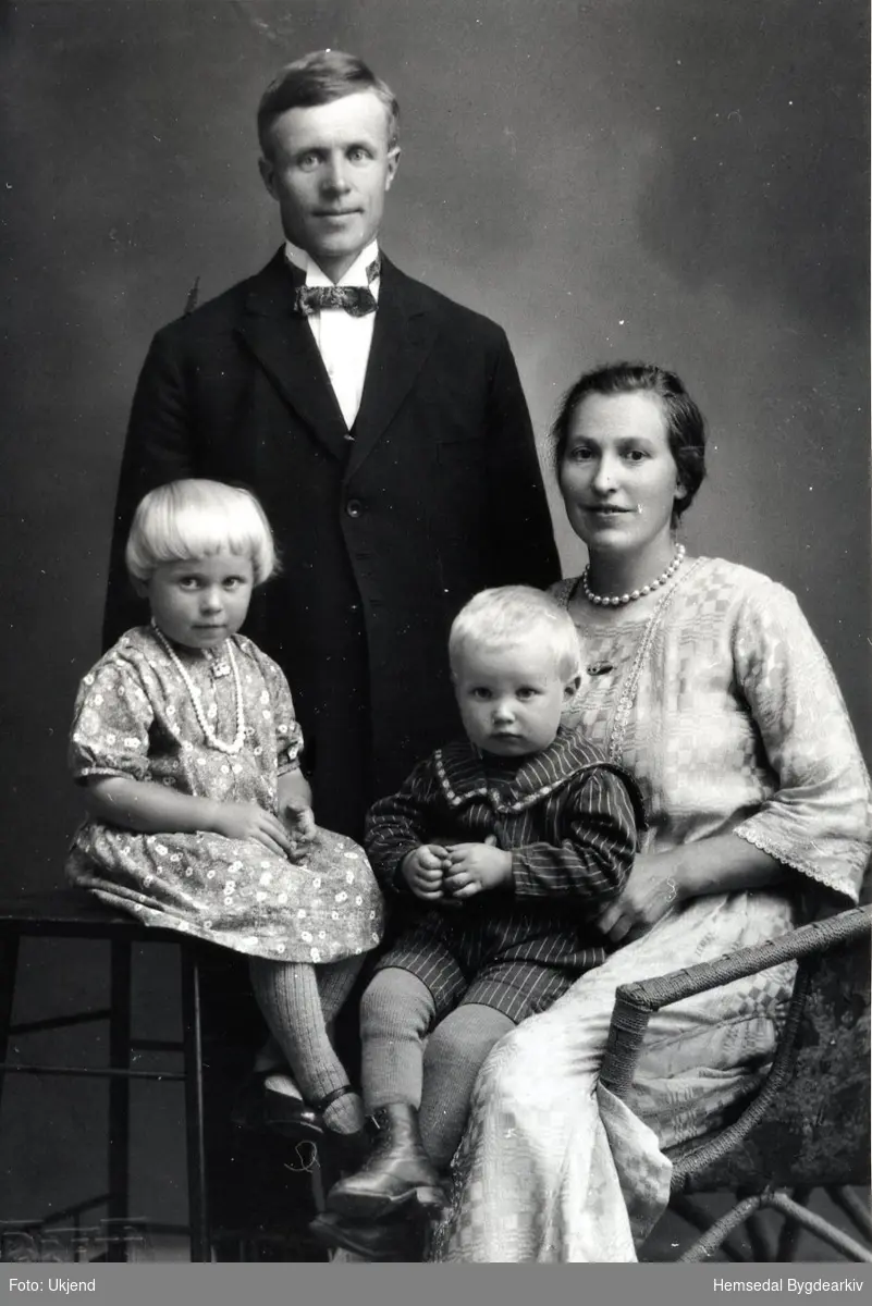 Margit og Tomas K. Mythe med borna Tora Kristine og Knut Engebret, ca. 1930.
Tomas var skreddar, truleg den siste som reiste rundt i heimane, slik skikken var i eldre tider.