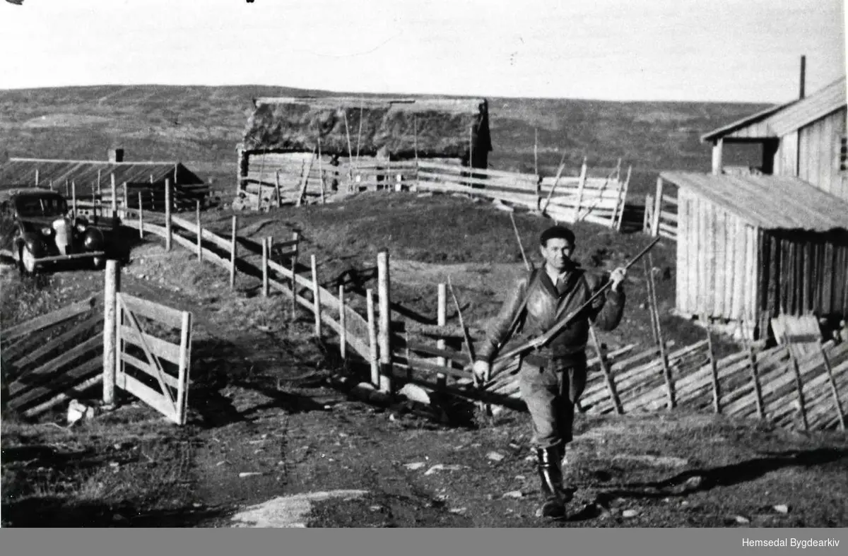 Arvi Moor på jakt på Eikrestølane i Hemsedal  kring 1955.
