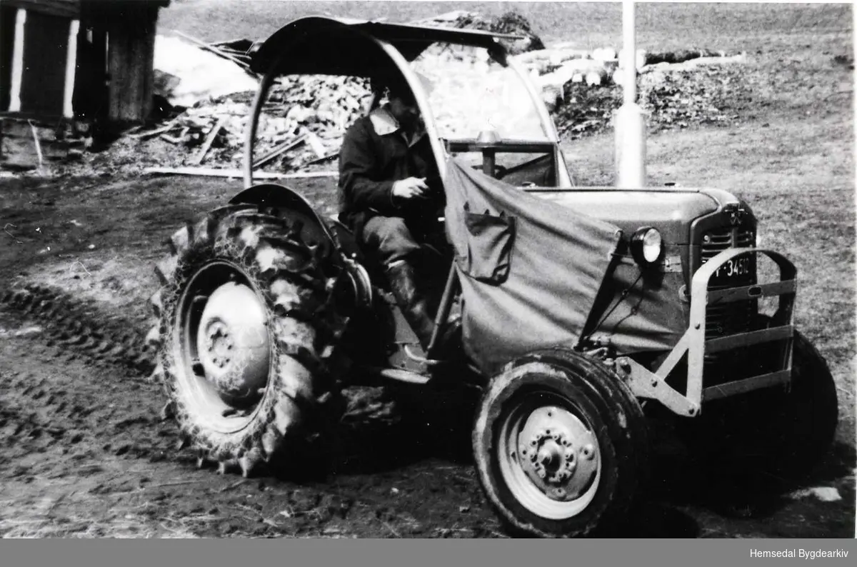 Svein O. Aalrust med den nye traktoren på garden i 1961.