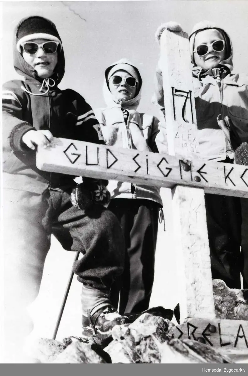 Frå venstre: Oddbjørn Aalrust, Oddvar Aalrust og Bjørn Aalrust på Skogshorn i Hemsedal ved varden i 1957.