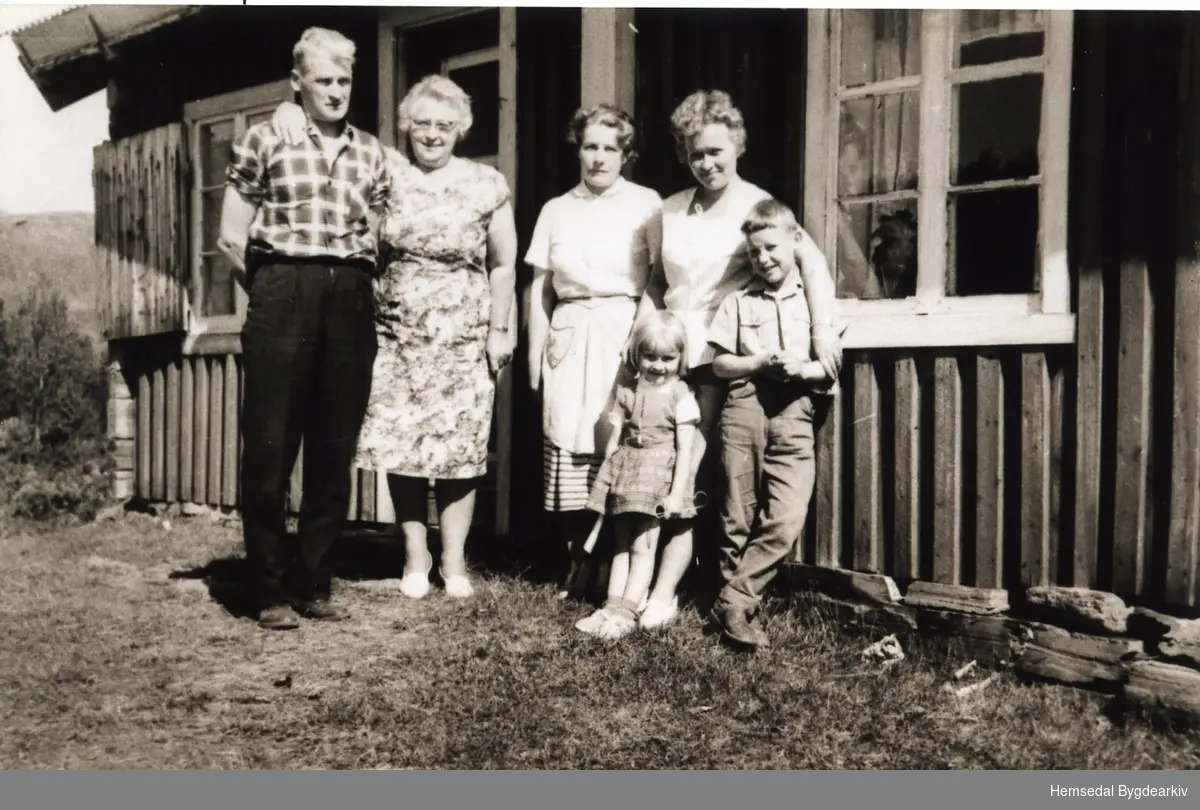 Øvrestølen 60/4 på Torsetstølane i Hemsedal i 1964.
Frå venstre: Alf og Ebba Vinnes, Ingrid Halbjørhus og Elmy Sunndal.
Framme frå venstre: ??? og Sverre Halbjørhus