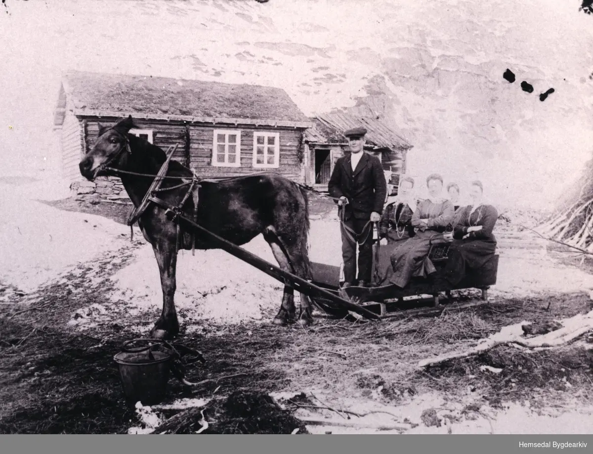 Køyring med hest og slede. Ola Brandvoll (1876-1953) Gnr/Bnr 83/2 . Kvinnene er ikkje identifiserte.
Biletet er teke ca. 1918