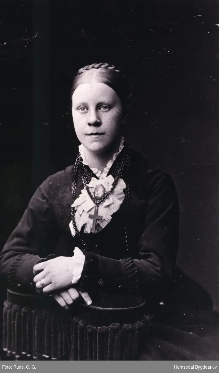 Margit Fauske (1865--), gift i 1883 med Tore Eikre. Dei reiste til USA i 1903.
