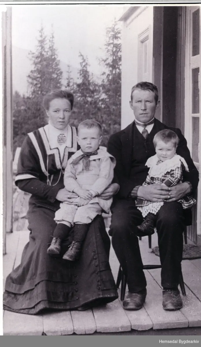 Knut (1881-1970) med kona Birgit (1882-1961) Kirkebøen med borna Margit og Ole.
Biletet er tek ca. 1916 .
Biletet er teke ved huset på garden Kyrkjebøn,68-2. I gamal tid kalla: Nedre (eller søre) Skadengård